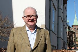 70 år den 11. april: Jørgen Holst fylder 70 år med boerne efter Roskilde Bank og Amagerbanken på arbejdsbordet.