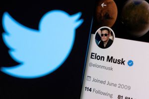 Elon Musk's twitter account is seen on a smartphone in front of the Twitter logo in this photo illustration taken, April 15, 2022. Foto: Reuters/Dado Ruvic/Illustration  