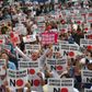 Med skilte og bannere protesterede sydkoreanere den 3. august nær den japanske ambassade i Seoul mod Japans beslutning om at fjerne Sydkorea fra en liste over lande med særlige fordele i samhandlen med Japan. Sydkorea har nu gjort gengæld og fjernet Japan fra en tilsvarende liste. Foto: Jung Yeon-je/AFP