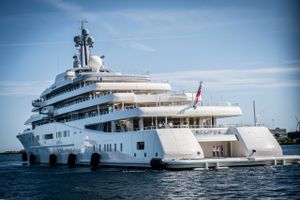 Farkhad Akhmedov er blevet dømt til at overdrage sin luksusyacht MV Luna til sin ekskone. Værdien af skibet ligger på næsten 0,5 mia. dollars.
