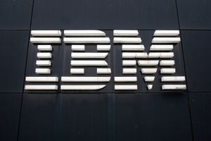 En stor del af IBM's danske medarbejdere får skal flyttes over i et nyoprettet selskab, der fremover skal fungere uafhængigt af IBM. Analytiker kalder it-koncernens globale opsplitning for "radikal".