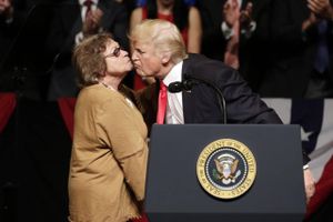 Trump har en hård kurs over for Cuba, mens han laver en våbenkontrakt med Saudi-Arabien.