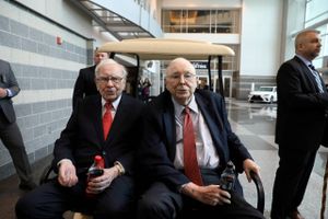 Traditionen tro var Warren Buffett og Charlie Munger i centrum, da Berkshire Hathaway lørdag afholdt generalforsamling - og investorduoen delte både ud af gode råd, advarsler og stikpiller.