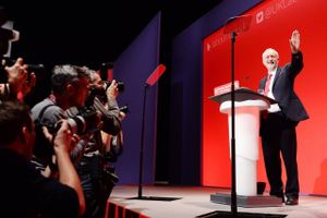 På en knaldrød baggrund holdt Jeremy Corbyn onsdag sin tale på den sidste dag af Labours partikongres. Corbyn er blevet kritiseret for at føre en socialistisk politik, der hører fortiden til. Men det afviste han i talen: »Det er ikke tilbageskuende, det er lige præcis det modsatte. Det er det 21. århundredes socialisme.« Foto: Stefan RousseauAP