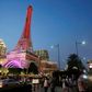 Et af de nye kasinoer, Parisian Macao, har som en attraktion et Eiffeltårn i halv størrelse. For Macau som helhed steg kasinoomsætningen med 1,1 pct. i august og med 7,4 pct. i september i forhold til samme måneder i 2015. Foto: Kin Cheung/AP