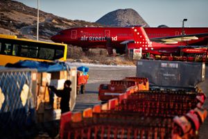 Dårligt vejr - men også i et vist omfang SAS-strejke - presser Air Greenland, som lukker for julisalget.
