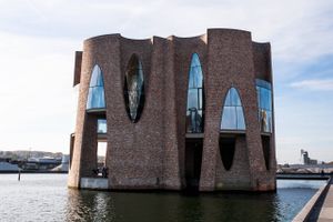 Kirk Johansen-familien har med en ny investeringsstrategi firdoblet overskuddet i Kirk Kapital. Det udløser en bonus på 28 mio. kr. til topmedarbejderne. 