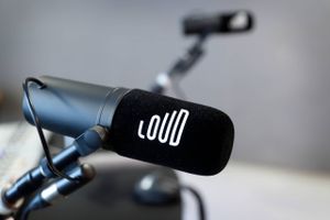 Et åbent samråd om Radio Louds fremtid blev suspenderet, fordi kulturminister Joy Mogensen ikke ville forholde sig til, om sendetilladelsen skal inddrages. Det er Radio- og tv-nævnets afgørelse, lød det.