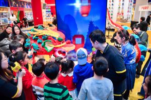 Lego åbnede endnu af såkaldt flagship store i Beijing i februar 2019. I løbet af første weekend besøgte 15.000 kinesere butikken. Foto: Lego