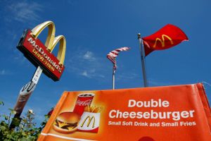 McDonald's topchef mener, at hans selskab har skabt flere millionærer blandt sorte franchisetagere end noget andet selskab i verden. Alligevel mener kritikere, at selskabet gør for lidt for det sorte civilsamfund. Foto: AP Photo/Marcio Jose Sanchez.