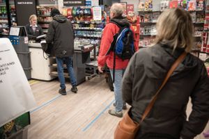 Der skal med nye restriktioner være mere plads mellem kunderne, når de står i kø i dagligvarebutikkerne. Arkivfoto: Mads Frost  