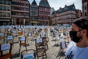 Römerberg i hjertet af Frankfurt am Main fyldt med stole, der hver bærer navnet på en restaurant eller et værtshus som en tavs protest mod nedlukningen under coronakrisen. Fptp: AP/Michael Probst