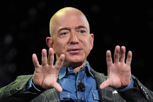 Stifteren af Amazon, Jeff Bezos, advarer om konsekvenserne ved en recession og kommer med råd til at minimere skaderne. Virksomheden har også selv foretaget nedskæringer. 