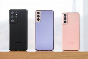 Samsung's newest flagship Galaxy phones come in three sizes and flavors. From left to right, there's the $1200 S21 Ultra, the $1,000 S21+ and $800 S21. Foto: Samsung