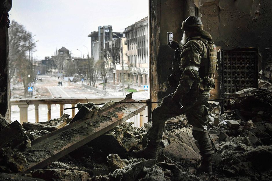 Russiske soldater er i gang med en ulovlig annektering af den ukrainske by Mariupol ved at opføre nye bygninger til russere. Bygninger isoleres med dansk Rockwool, viser AP-reportage. Det er meget kontroversielt, siger ekspert.