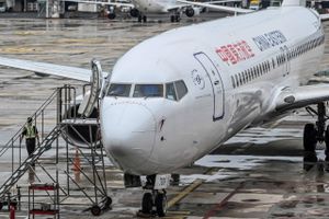 Luftfartsmyndighederne i Kina har nu fundet en af de sorte bokse fra det fly, som mandag morgen styrtede ned i det sydlige Kina. Alt virkede normalt på flyet, indtil det pludselig faldt som en sten.