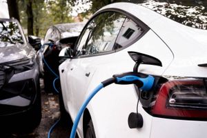 Salget af elbiler i EU voksede sidste år 28 procent sammenlignet med året forinden. Samtidigt faldt det samlede bilsalg.