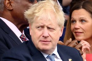 Den britiske premierminister Boris Johnson kan ånde lettet op, efter at et flertal af de konservative parlamentsmedlemmer viste ham tillid i en afstemning mandag aften. 