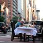 New York har været den hårdest ramte by i USA, men er nu i 2. fase af genåbningen, hvor friøsrer kan genåbne, og restauranter må servere udendørs. Andre steder i USA er antallet af nye coronatilfælde rekordhøjt. Foto: AFP/Johannes Eisele