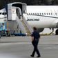 A worker walks next to a Boeing 737 MAX 8 airplane parked at Boeing Field, Thursday, March 14, 2019, in Seattle. The fatal crash Sunday of a 737 MAX 8 operated by Ethiopian Airlines was the second fatal flight for a Boeing 737 Max 8 in less than six months, and more than 40 countries, including the U.S., have now grounded the planes or refused to let them into their airspace. Foto: AP Photo/Ted S. Warren