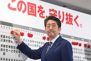 Japans premierminister, Shinzo Abe, vandt stort ved søndagens valg. Det betyder mere Abenomics, Abes økonomiske signaturpolitik. Foto: The Yomiuri Shimbun via AP Images