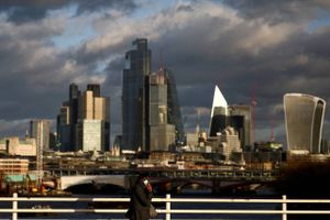 Det ledende britiske aktieindeks FTSE 100 er stormet op i år og har slået sin rekord fra 2018.