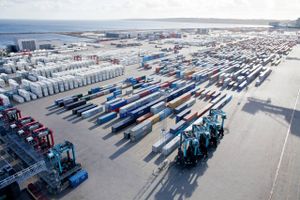 Finansmanden Christian Dyvig og advokaten Andreas Lehmann overtager selskabet Cargo Service, der sammen med Mærsk ejer den lukrative containerhavn i Århus.