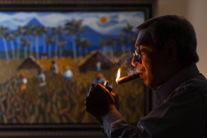 Manuel Quesada, owner of Quesada Cigars, lights a cigar inside his office in Santiago de los Caballeros, Dominican Republic, on May 4, 2017. The Quesada family, Cuban tobacco exiles operating out of the Dominican Republic, prepare to confront their communist rivals in the American market. Foto: Dennis M. Rivera Pichardo/Bloomberg
