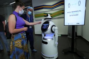 På belgiske hospitaler vil patienter blive mødt af robot, der skal lette arbejdet for sundhedspersonalet og mindske smitte med coronavirus. 