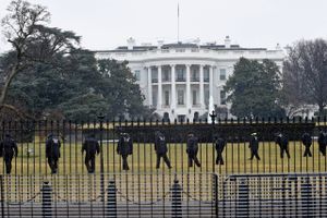 Secret Service gik i alarmberedskab omkring Det Hvide Hus i Washington, da en drone  styrtede ned tæt på den amerikanske præsidents bolig. Barack Obama var dog i Indien, da uheldet skete.