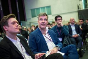 Lars Aagaard (M) forventer, at energibranchen selv tager affære i sagen om kæmpebonusser. SF vil have lovkrav om loft på bonusser for alle elhandlere. 