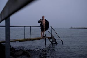 Svend Andersen er 82 år og begynder ofte dagen med en tur i Øresund. Om vinteren tager han derefter i svømmehallen i Helsingør for at svømme lidt længere og træne i motionscentret. 