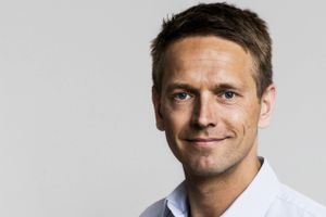 Tidligere B&O-direktør Tue Mantoni debuterer som forfatter til topprofessionelt produceret reklamebog for sig selv og det danske velfærdssamfund. Hans pointe er, at erhvervslivet og velfærdssamfundet er gensidigt afhængige af hinanden.