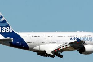 Airbus overvejer at udvikle pilotfri fly, men det er tvivlsomt om passagererne vil nøjes med en computer i cockpittet. Foto: Remy Gabalda/AP
