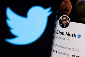 Elon Musk, verdens rigeste mand, er på vej til at købe det sociale medie Twitter, men reaktionen fra det selvsamme medies osteklokkefolk faldt prompte om, hvor altødelæggende det vil være for demokratiet, hvis Musk lykkes med at overtage Twitter, især ved frygten for at tidligere præsident Trump vender tilbage på den sociale platform, skriver Mirco Reimer-Elster. Arkivfoto: Dado Ruvic