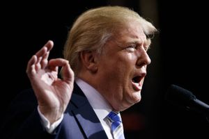 Donald Trump forklarede til sine vælgere lørdag, at han er imod AT&T's opkøb af mediekæmpen Time Warner. Foto: AP Photo/ Evan Vucci