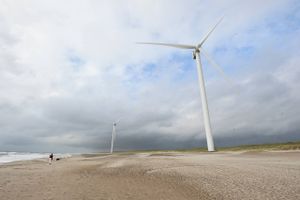 Ældre vindmøller som disse ved Hvide Sande på den jyske vestkyst må ifølge retsakt fra EU-Kommissionen ikke levere strøm til kommende brintanlæg, hvis brinten skal anses som grøn. Der skal være tale om nyopført vindenergi.