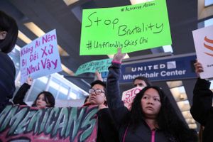 Der blev protesteret mod United Airlines efter den hårdhændede behandling af David Dao. Foto: Chris Sweda/AP