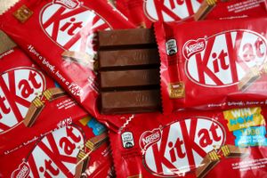 Forbrugerne kan i den nærmeste fremtid forvente prisstigninger på den populære chokoladebar KitKat samt kondomer fra Durex, skriver BBC.
