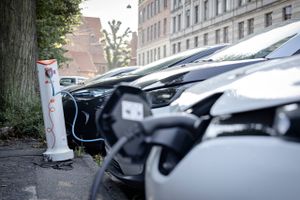 Det kører med salget af elbiler og plug-in hybrider i Danmark, men der er udfordringer, som også kommer til at trække lange spor ind i 2022.
