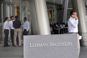 Den 15. september klokken kvart i to om natten, smider den amerikanske investeringsbank, Lehman Brothers, håndklædet i ringen og sender sin egen konkursbegæring.