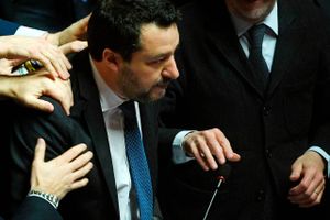 Italiens tidligere indenrigsminister Matteo Salvini skal i retten for at have nægtet et kystvagtskib med reddede migranter at komme i land. Han satser på at få befolkningen med sig.