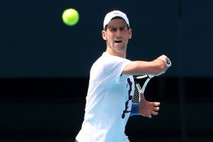 Novak Djokovic er blevet en brik i et politisk spil, efter at corona-epidemien er eksploderet i Australien 