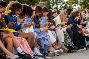 Det handlede om at se og blive set i denne uge, hvor Copenhagen Fashion Week næsten var tilbage på fuldt blus efter corona. Både pandemien, klimaudfordringerne og Black Lives Matter har sat sine spor, vurderer to modeeksperter. 