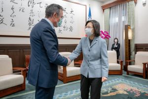 Anders Fogh Rasmussen har midt under en stærk betændt situation besøgt Taiwan. Kineserne har før opfattet blot besøg på øen som provokationer og reageret kraftigt på den slags. 