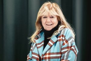 Ulla Terkelsen er stadig en af landets bedste journalister, og hendes nye erindringer er en gave til at forstå den verden, vi lever i. Den 80-årige reporter mestrer ikke kun de gode fortællinger på tv-skærmen. Hun kan også skrive dem frem. 
