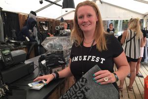 Betina Lykke Andersen, økonomichef på Smukfest, på indkøb i en bod med Mobilepay.