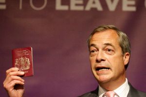 Den tidligere UKIP-leder, Nigel Farage, var stor fortaler for, at Storbritannien skulle forlade EU. Her ses han med sit rødbedefarvede pas, som nu bliver ændret. Foto: Frank Augstein
