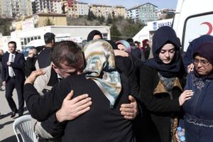 Familiemedlemmer til ofre fra terrorangrebet i Ankara trøster hinanden. Ifølge landets premierminister var det tyrkiske kurdere fra terrorgruppen PKK som stod bag i samarbejde med syriske kurdere fra den væbnede gruppe YPG. Foto: Burhan Ozbilici/AP  