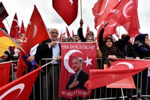 Den 31. juli demonstrerede op mod 40.000 med tyrkiske rødder i Köln til fordel for Tyrkiets præsident, Recep Erdogan. Foto: Martin Meissner/AP